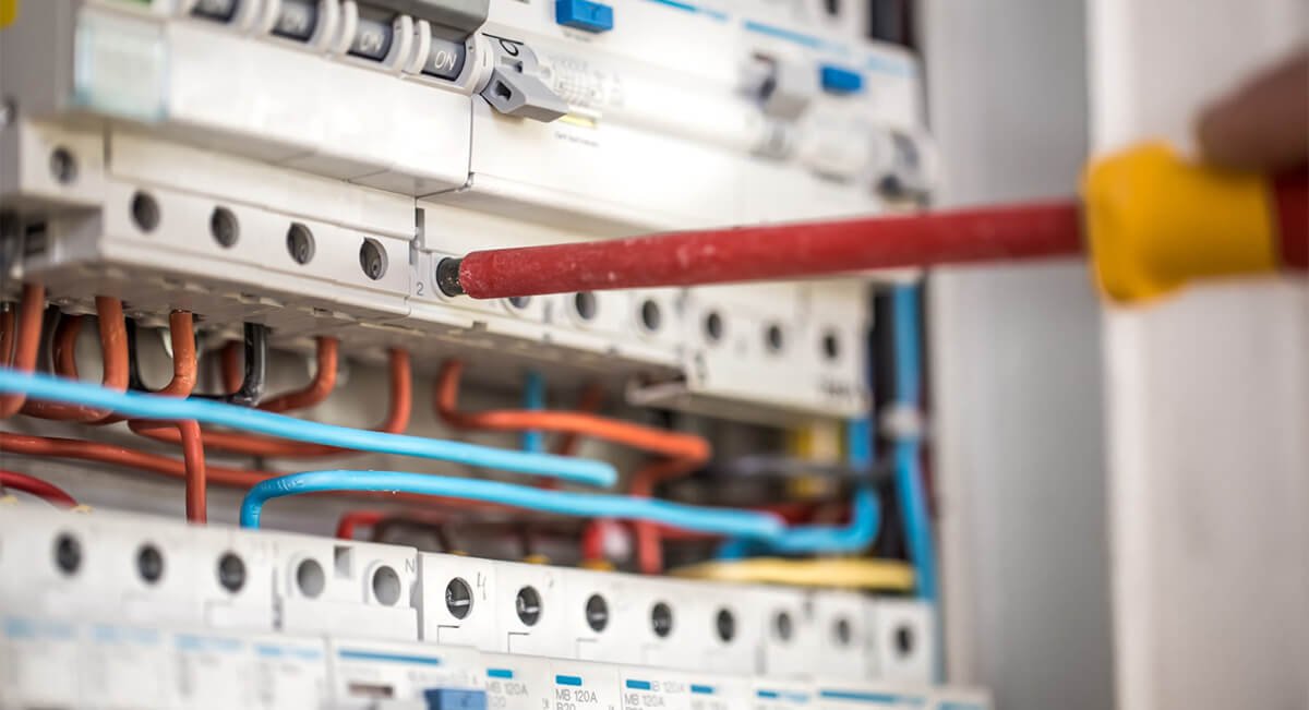 Najczęstsze błędy w domowej instalacji elektrycznej – jak ich uniknąć?